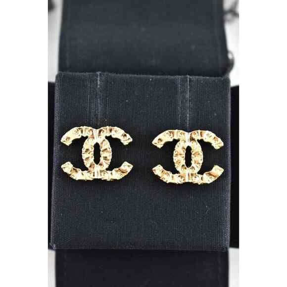 Chanel 21A Gold Interlocking CC Hammered Open Logo Drop Statement Stud Earrings - Picture 3 of 12